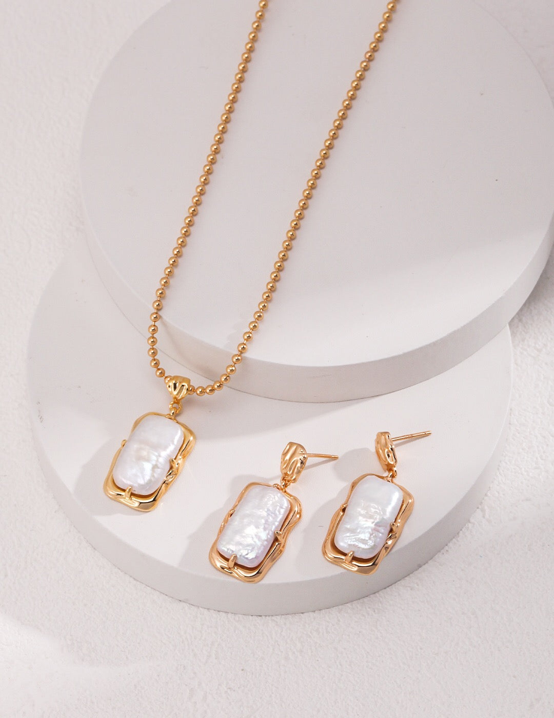 Simple Rectangle Pearl Necklace