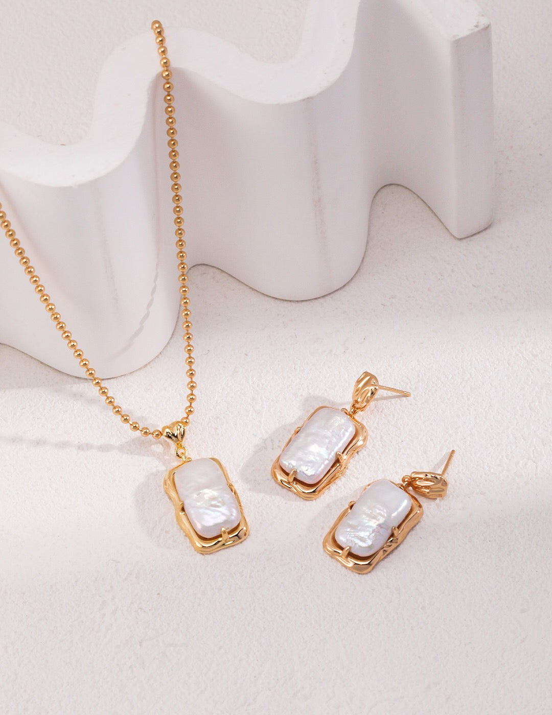 Simple Rectangle Pearl Necklace
